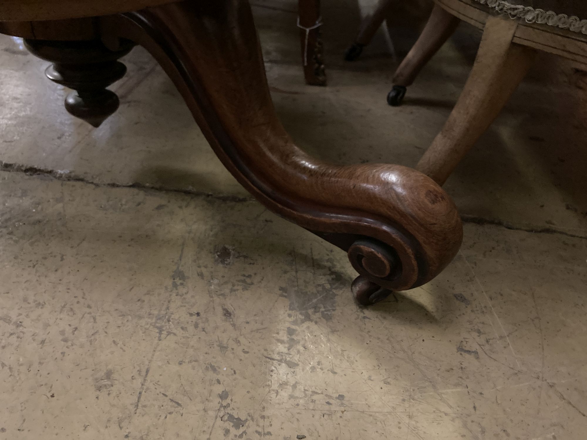 A Victorian mahogany circular tilt top breakfast table, 116cm diameter, height 72cm